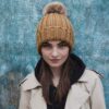 B412 - Bonnet epais avec pompon en fausse fourrure - Ak. Custom Clothting Solutions