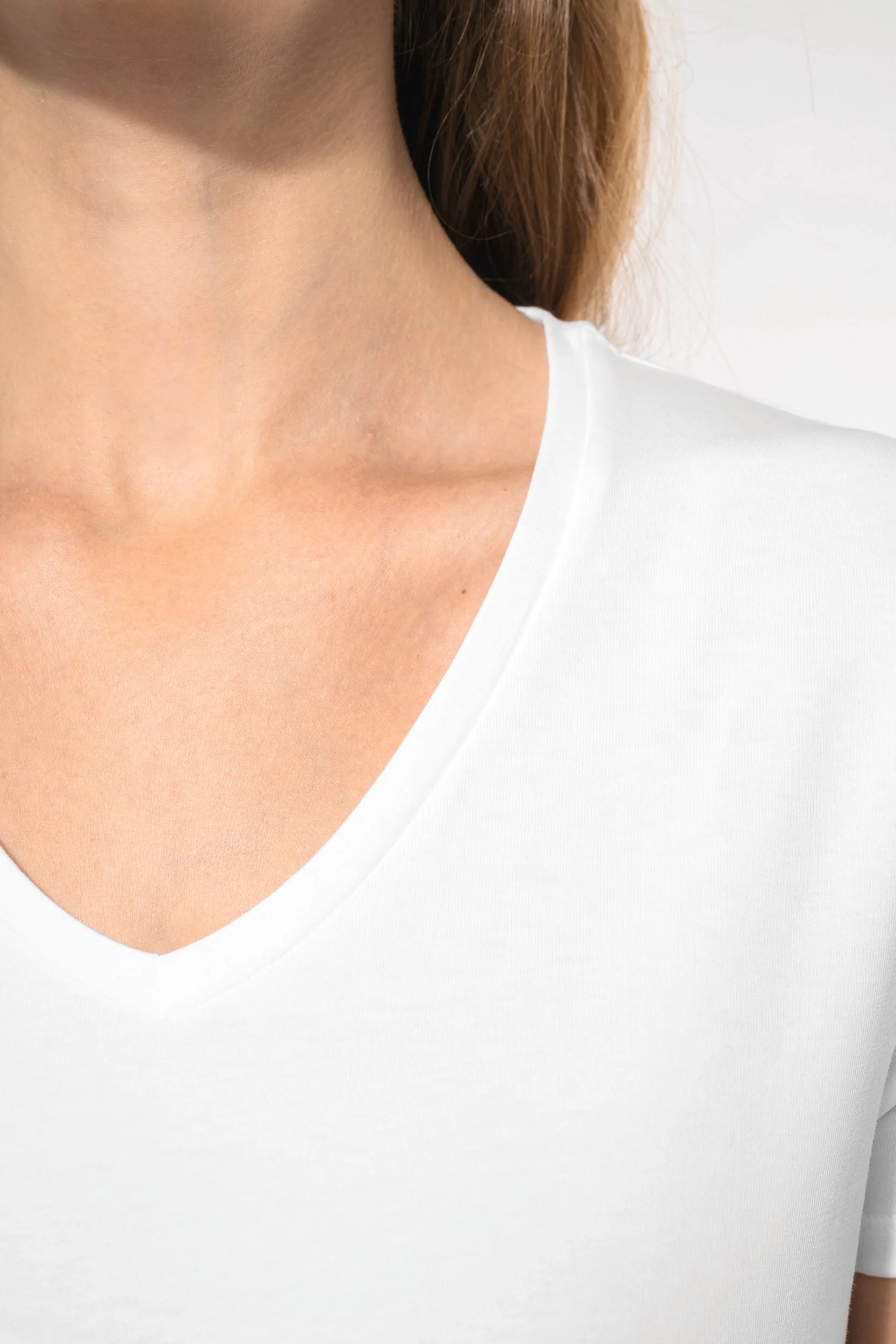 K3015 - T-shirt col V manches courtes femme – Image 4