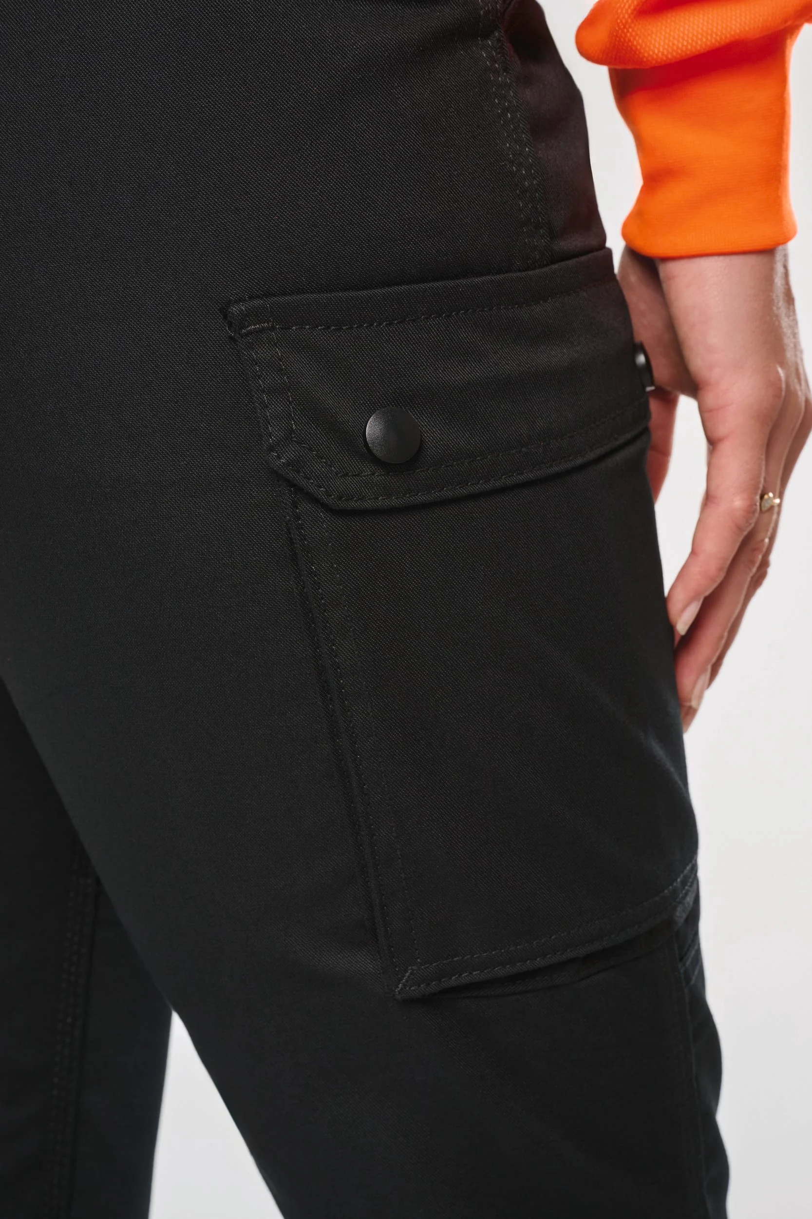 WK712 - Pantalon cargo unisexe avec bas élastiqué et bande réfléchissante – Image 16