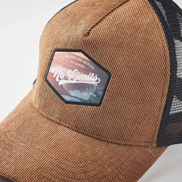 MH2209 - Casquette trucker à 5 panneaux en velours côtelé. Casquette trucker à 5 panneaux avec un tissu en velours côtelé 210 g/m² à l'avant et un panneau arrière en maille de polyester. La combinaison d'un s