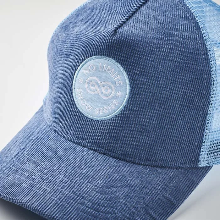 MH2209 - Casquette trucker à 5 panneaux en velours côtelé. Casquette trucker à 5 panneaux avec un tissu en velours côtelé 210 g/m² à l'avant et un panneau arrière en maille de polyester. La combinaison d'un s